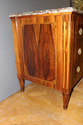 Louis XVI Swiss chest of drawers in walnut, late 18th century