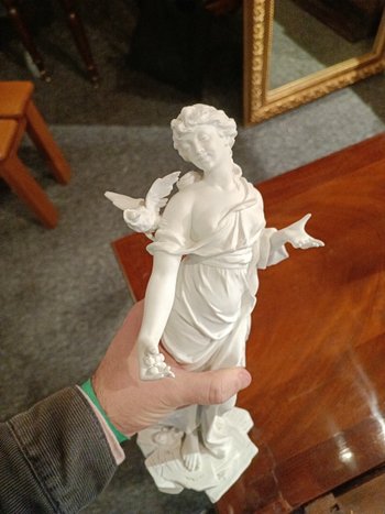 Statuette - Woman with a bird - Porcelain cookie - Volkstedt - End of XIXth century