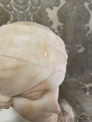 Busto in marmo e alabastro di giovane donna con turbante firmato PUGI