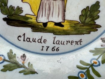 Teller aus Steingut von Nevers Fayence Patronym Saint Claude