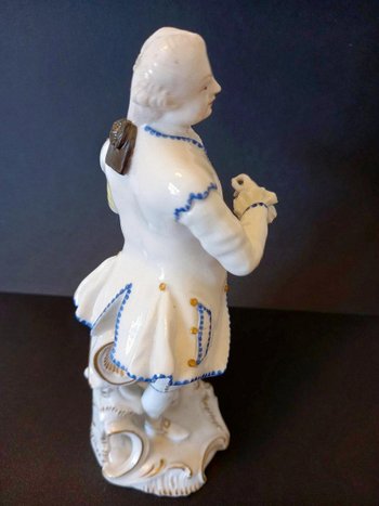 Figurine En Porcelaine: Allemagne XIXème Siècle.