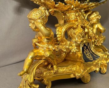 Sehr wichtiger Tafelaufsatz in vergoldeter Bronze und Blau von Sévres XIX. Napoleon III im Stil Louis XV, Steingarten