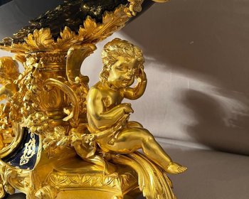 Sehr wichtiger Tafelaufsatz in vergoldeter Bronze und Blau von Sévres XIX. Napoleon III im Stil Louis XV, Steingarten