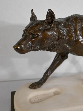 Bedeutende Bronze „Wolf walking in the snow“ von C. Valton – Ende des 19. Jahrhunderts