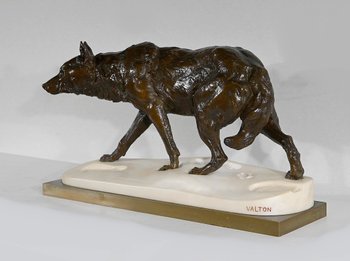 Bedeutende Bronze „Wolf walking in the snow“ von C. Valton – Ende des 19. Jahrhunderts