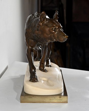 Bedeutende Bronze „Wolf walking in the snow“ von C. Valton – Ende des 19. Jahrhunderts