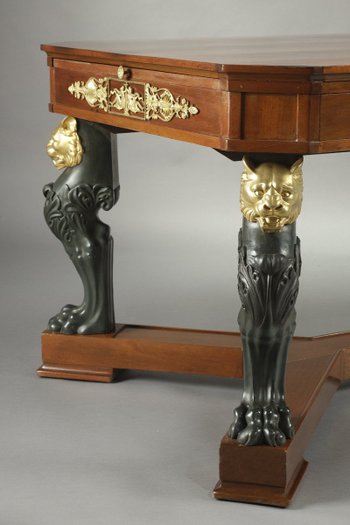 Table de milieu en acajou et bronze, de style