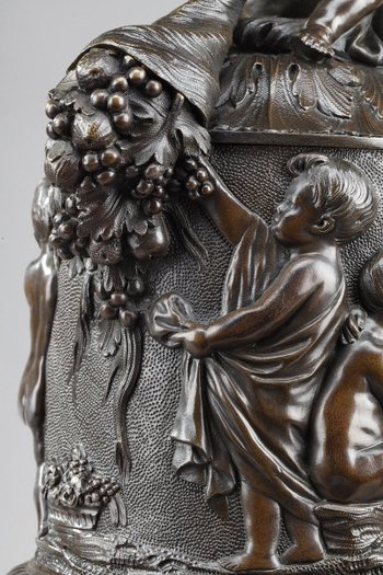 Vase en bronze à décor de putti vendangeurs, dans Le goût de Clodion, 19e Siècle