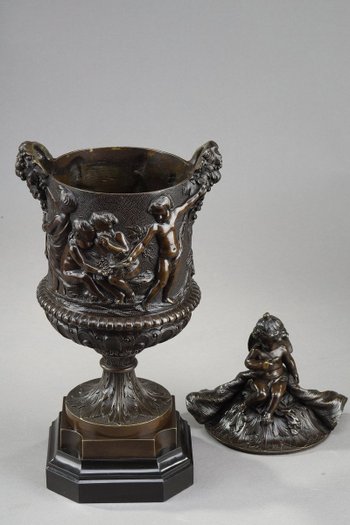 Vase en bronze à décor de putti vendangeurs, dans Le goût de Clodion, 19e Siècle