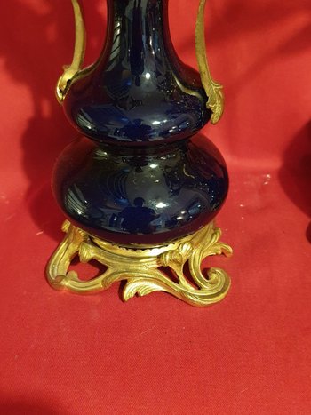 Paire De Candélabres Porcelaine Bleu Et Bronze Doré XIX ème siècle