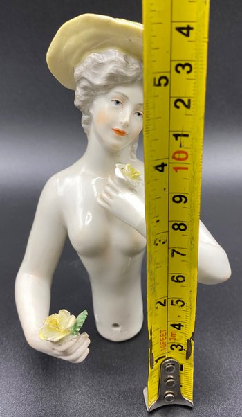 HALBE FIGUR 1900