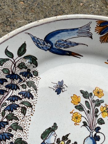 Moulins - Piatto in maiolica del XVIII secolo con decorazioni cinesi e grottesche