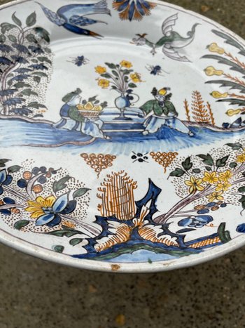 Moulins - Piatto in maiolica del XVIII secolo con decorazioni cinesi e grottesche