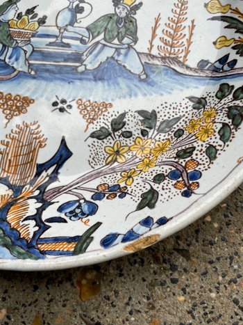 Moulins - Piatto in maiolica del XVIII secolo con decorazioni cinesi e grottesche