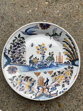 Moulins - Piatto in maiolica del XVIII secolo con decorazioni cinesi e grottesche