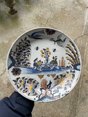 Moulins - Piatto in maiolica del XVIII secolo con decorazioni cinesi e grottesche