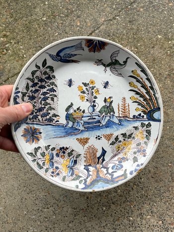 Moulins - Piatto in maiolica del XVIII secolo con decorazioni cinesi e grottesche