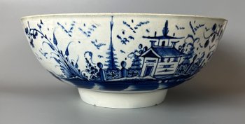 Eine große c.1790 Perlware Chinoiserie bemalte Punschschale. Möglicherweise Liverpool.