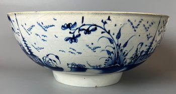 Eine große c.1790 Perlware Chinoiserie bemalte Punschschale. Möglicherweise Liverpool.