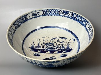 Eine große c.1790 Perlware Chinoiserie bemalte Punschschale. Möglicherweise Liverpool.