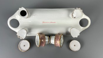 Un raro portapenne Chamberlain Worcester (Royal Worcester) del 1820 circa, supporto da scrivania, calamaio e vaso da balzo.