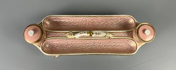 Un raro portapenne Chamberlain Worcester (Royal Worcester) del 1820 circa, supporto da scrivania, calamaio e vaso da balzo.