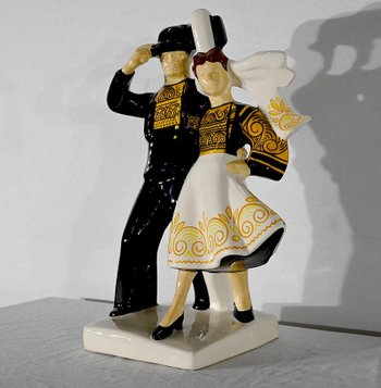 Earthenware " Couple of Bigouden Dancers ", by R.Micheau-Vernez, Manufacture Henriot Quimper - Mid 20th century