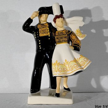 Earthenware " Couple of Bigouden Dancers ", by R.Micheau-Vernez, Manufacture Henriot Quimper - Mid 20th century