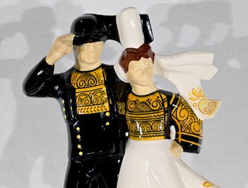 Earthenware " Couple of Bigouden Dancers ", by R.Micheau-Vernez, Manufacture Henriot Quimper - Mid 20th century