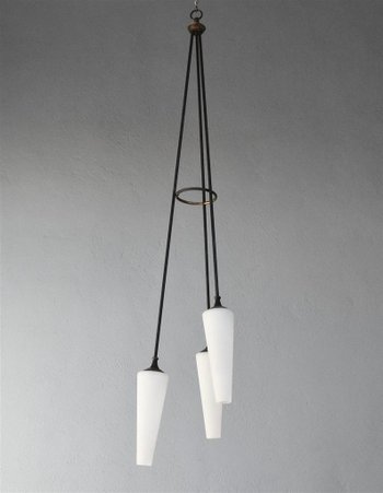 Lampadario italiano 1950 in metallo con tulipani opalini 175 cm