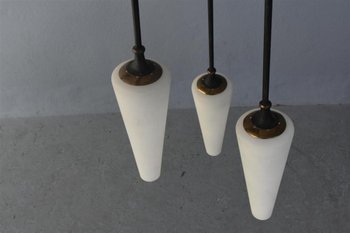 Lampadario italiano 1950 in metallo con tulipani opalini 175 cm