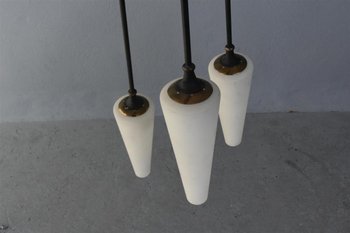 Lampadario italiano 1950 in metallo con tulipani opalini 175 cm