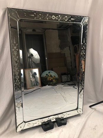 Large mirror of Venice with engraved decoration of flowers