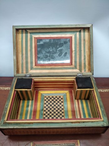 Box in straw marquetry