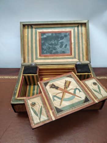 Box in straw marquetry