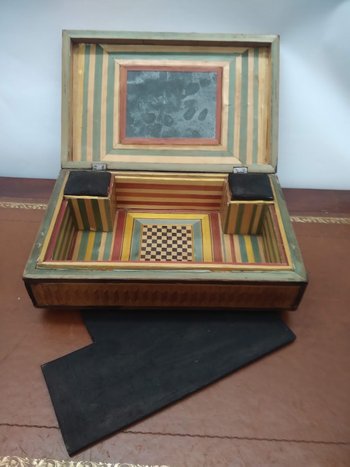 Box in straw marquetry