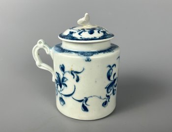 Un vaso da senape di Worcester del primo periodo (1765-70 ca.) con coperchio nel modello "Mansfield".