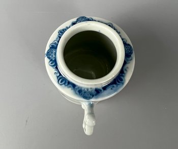 Un vaso da senape di Worcester del primo periodo (1765-70 ca.) con coperchio nel modello "Mansfield".