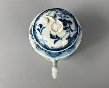 Un vaso da senape di Worcester del primo periodo (1765-70 ca.) con coperchio nel modello "Mansfield".