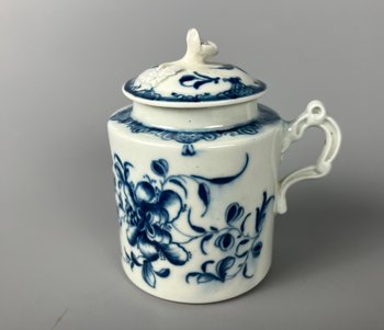 Un vaso da senape di Worcester del primo periodo (1765-70 ca.) con coperchio nel modello "Mansfield".