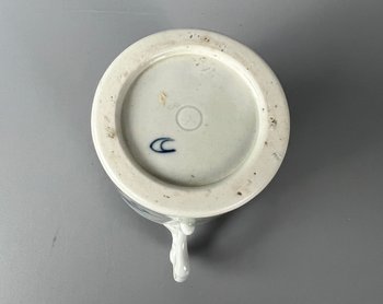 Un vaso da senape di Worcester del primo periodo (1765-70 ca.) con coperchio nel modello "Mansfield".