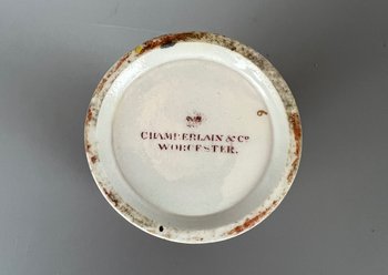 Un vaso di versamento di Chamberlain Worcester del 1840 circa con scene rurali stampate a pipistrello.