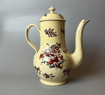 Una caffettiera in ceramica dipinta a motivi floreali della fine del XVIII secolo. Forse Yorkshire. c.1770