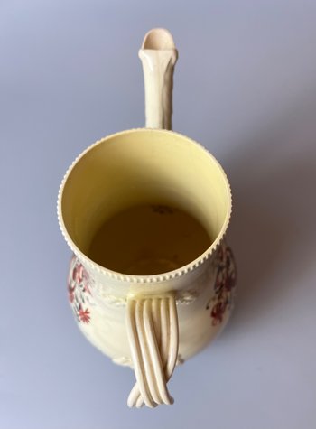 Una caffettiera in ceramica dipinta a motivi floreali della fine del XVIII secolo. Forse Yorkshire. c.1770