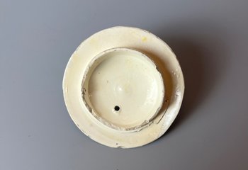 Eine Leeds Creamware Ovoid Teekanne und Deckel, um 1775, mit verschlungenen Griffen.