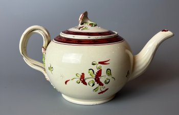 Eine Leeds Creamware Ovoid Teekanne und Deckel, um 1775, mit verschlungenen Griffen.