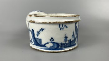 Une rare tasse à café à motif Worcester "Gazebo" du milieu du XVIIIe siècle c1755-9