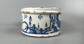 Une rare tasse à café à motif Worcester "Gazebo" du milieu du XVIIIe siècle c1755-9