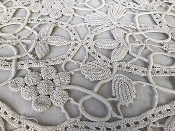 Long chemin de table en crochet