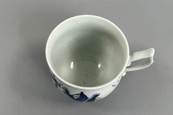 Una rara tazza da caffè modello Worcester "Gazebo" della metà del XVIII secolo c1755-9